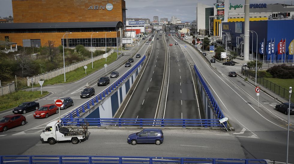 GENTE CRUZANDO LA MEDIANA DE LA CARRETERA BAÑOS DE ARTEIXO. ZONA DE MARINEDA CITY