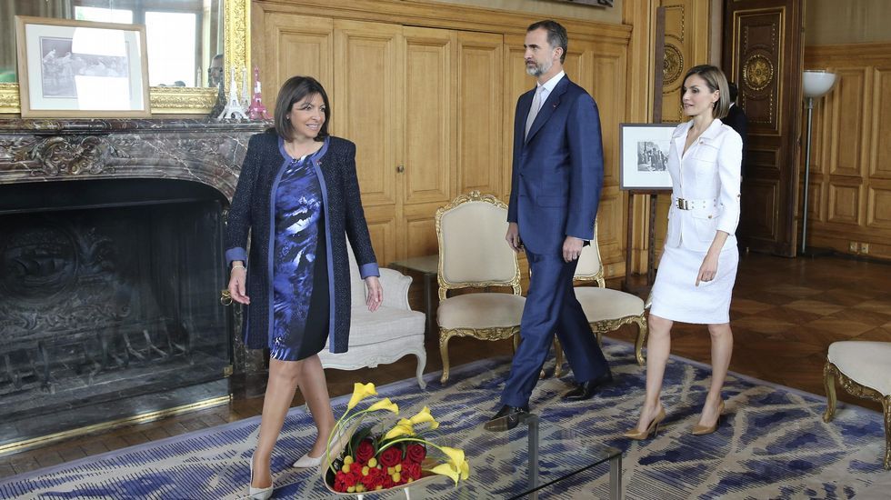 Otra imagen de Anne Hidalgo junto a los reyes.