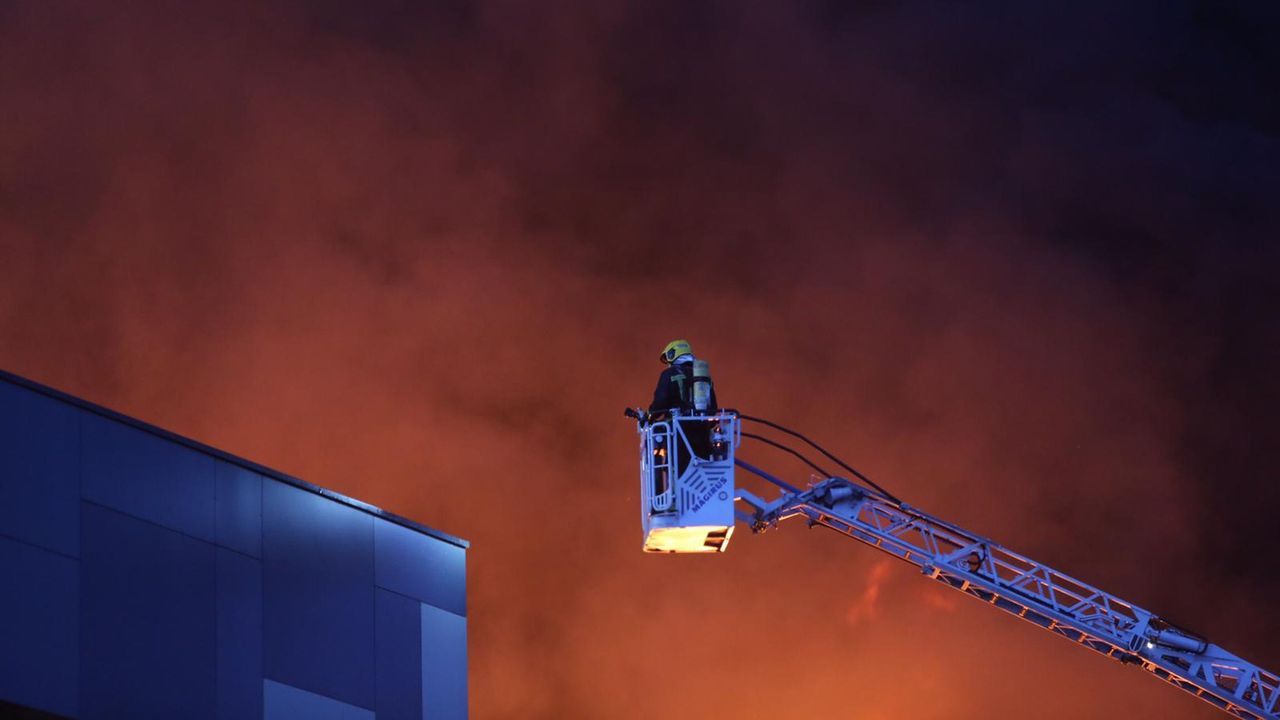 Así amaneció tras el incendio la fábrica de bolsas de papel de Narón