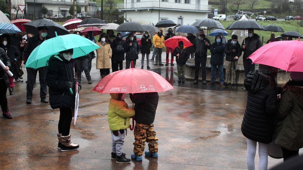 Las familias con niños en el colegio reclaman cambios en el concurso para adjudicar el contrato del transporte escolar