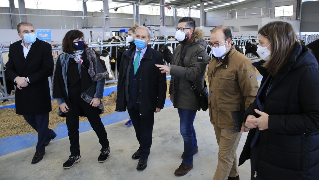 Parte de las autoridades, recorriendo las instalaciones