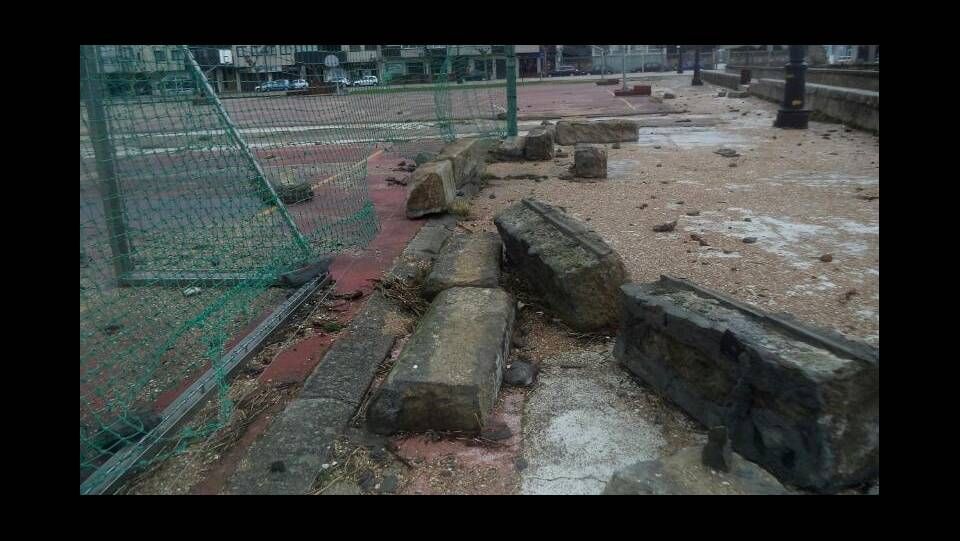 La arena invadió las pistas deportivas en Baiona
