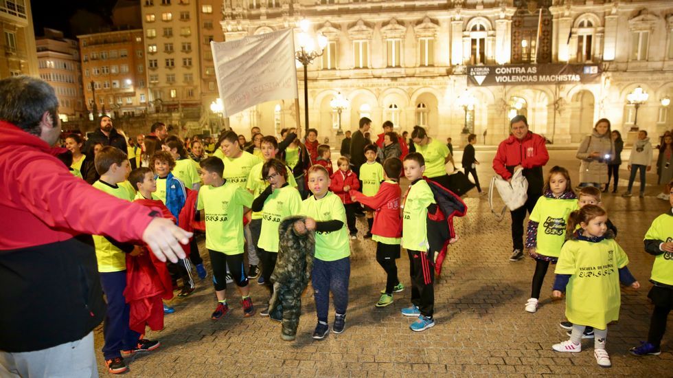 Niños del equipo de fútbol EIRIS entrenando en la plaza de María Pita para protestar por la falta de luz en su campo
