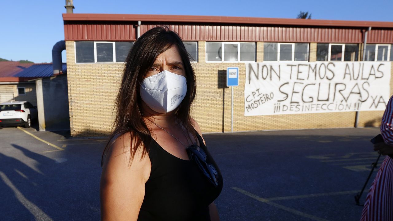 Pancarta de protesta contra la situación organizativa en los colegios en un centro de Arousa