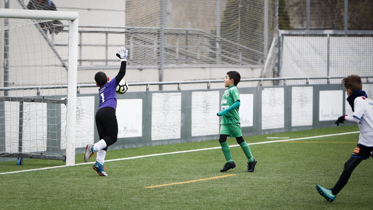 Fútbol para las vacaciones.El Torneo Nadal celebró su versión de prebenjamines en Os Remedios