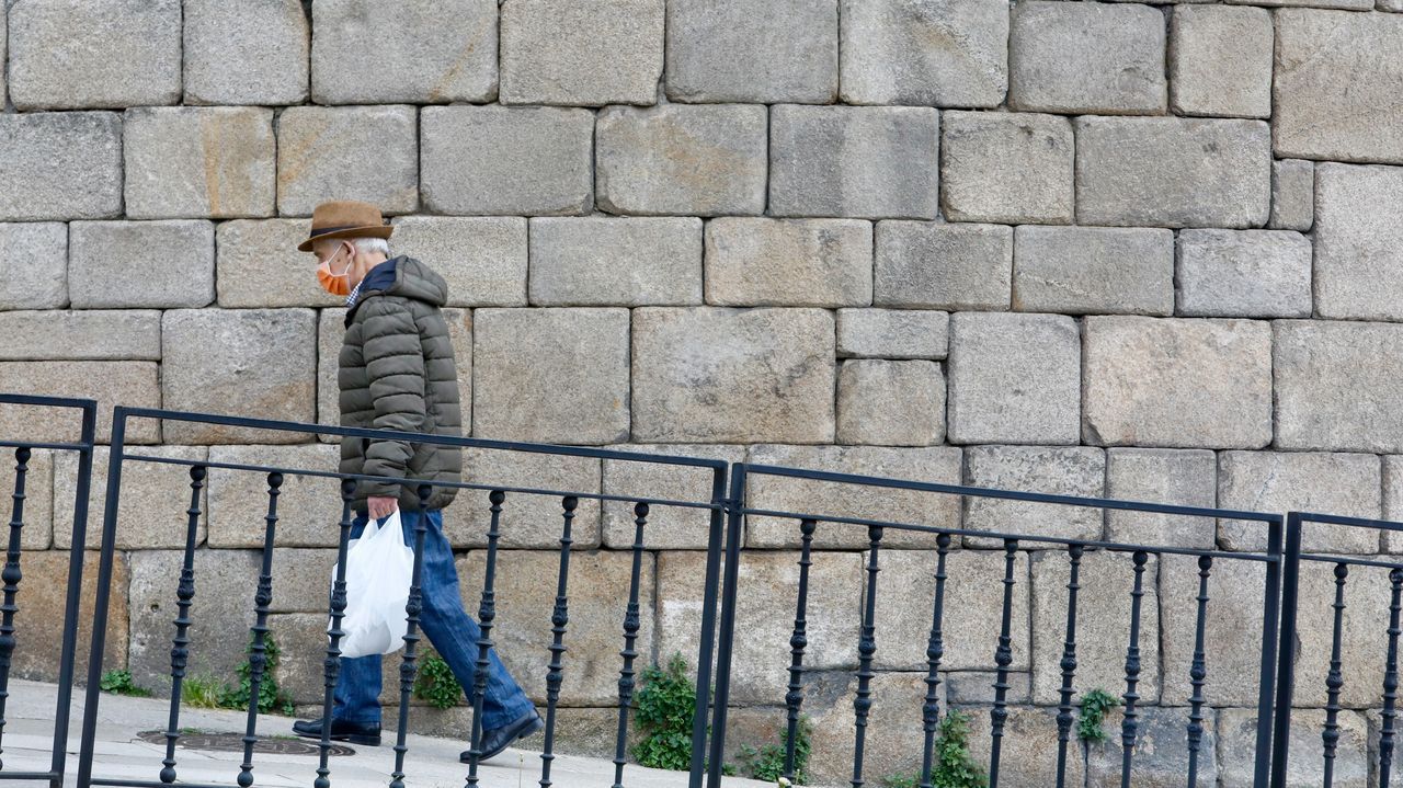 Con mascarillas por las calles de Lugo