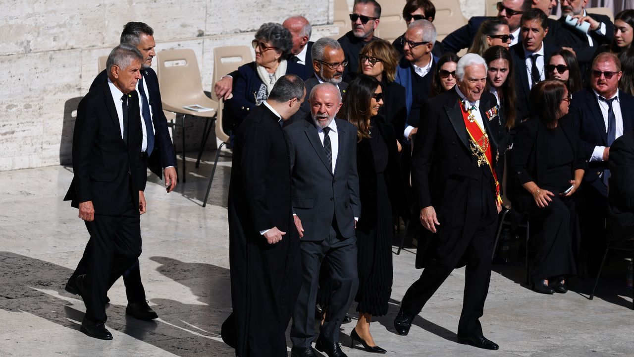 El presidente de Brasil, Lula da Silva, y su esposa caminan antes de la misa funeral del Papa Francisco, en el Vaticano.