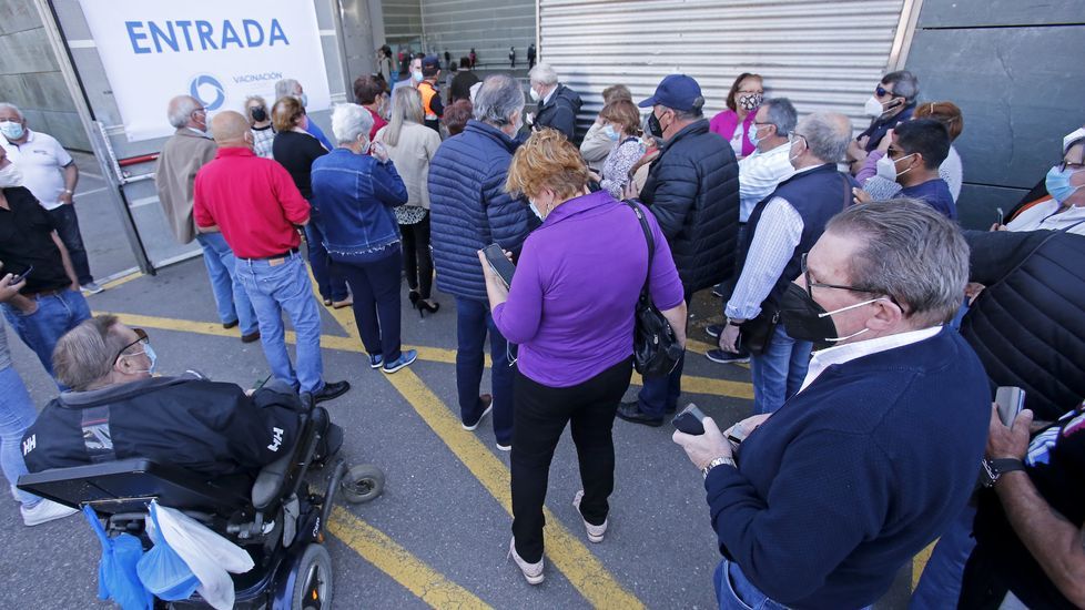 Vacunación masiva contra el Covid-19 con AstraZeneca para personas de entre 60 y 65 años en el recinto ferial de Pontevedra