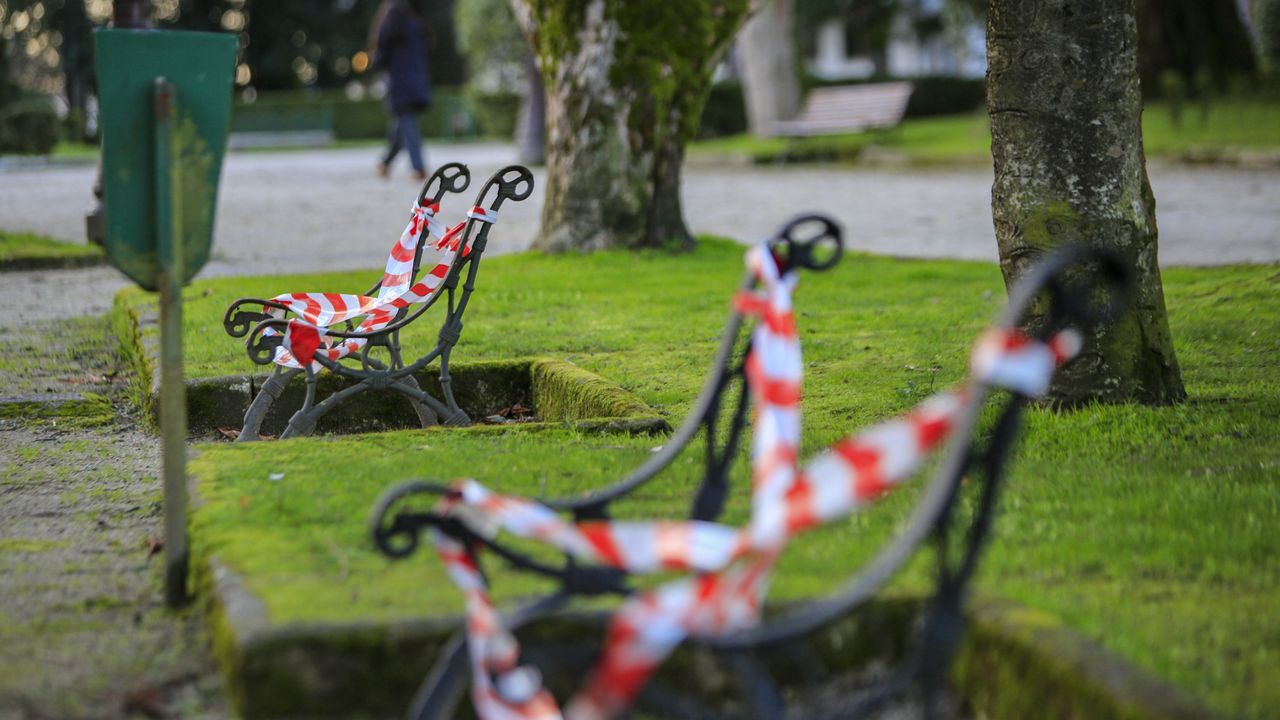 Mejoras del Muramiñae Rehabilita con los bancos preparados del Parque Rosalía para ser reformados