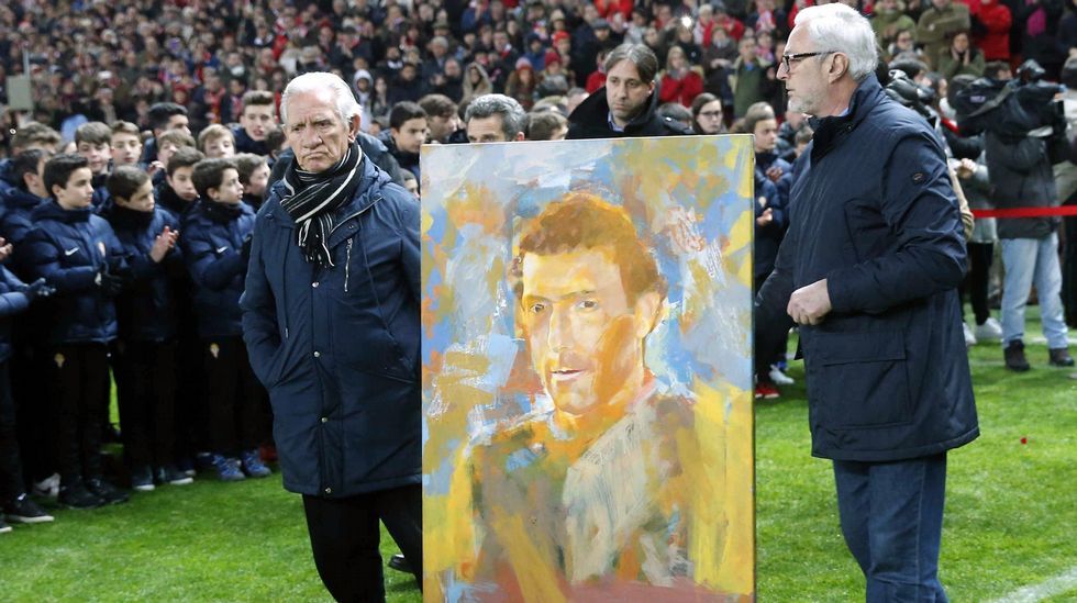 .El estadio de El Molinón acoge el funeral por Enrique Castro  Quini , exjugador del Sporting, con las tribunas abiertas al público
