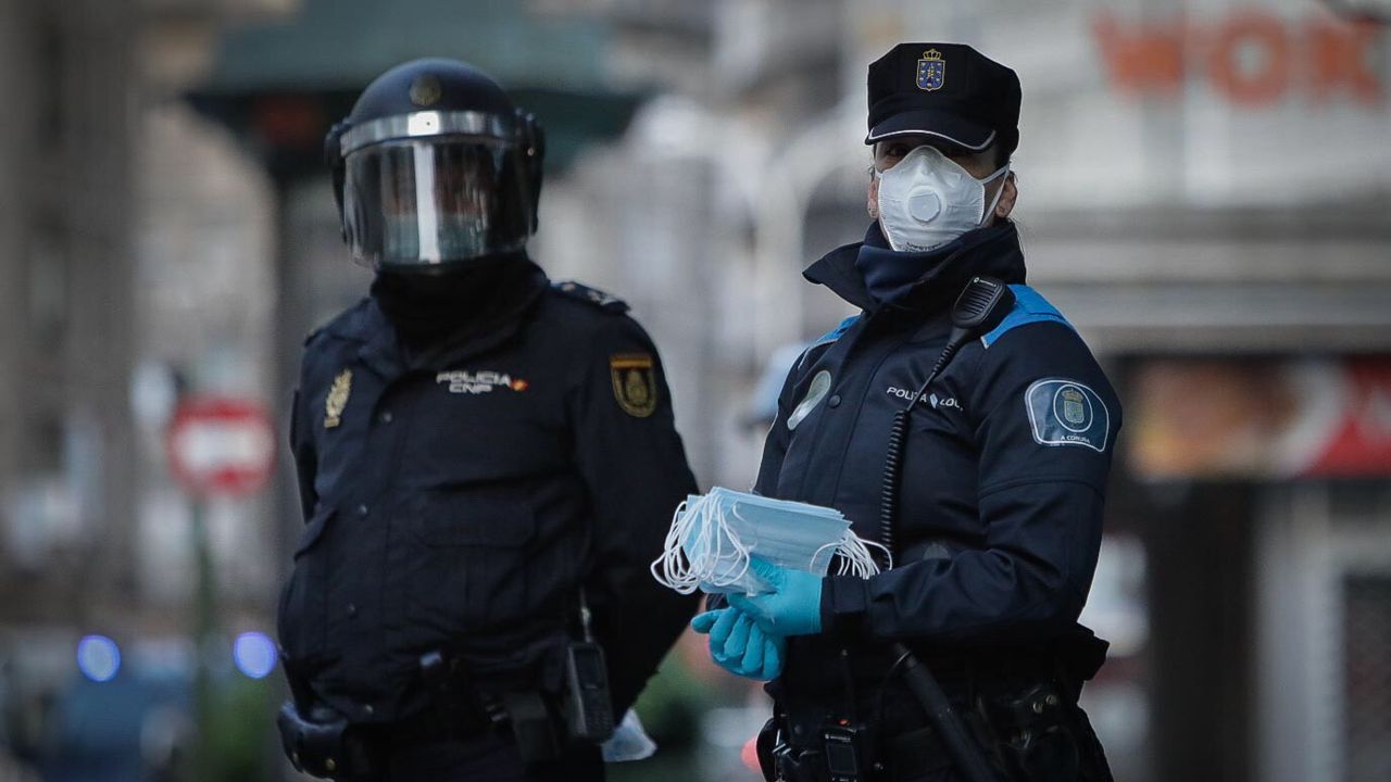 Reparto de mascarillas en los autobuses de A Coruña