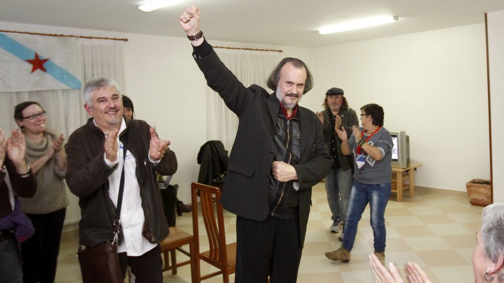 Miguel Anxo Fernán-Vello celebrando el primer diputado de En Marea