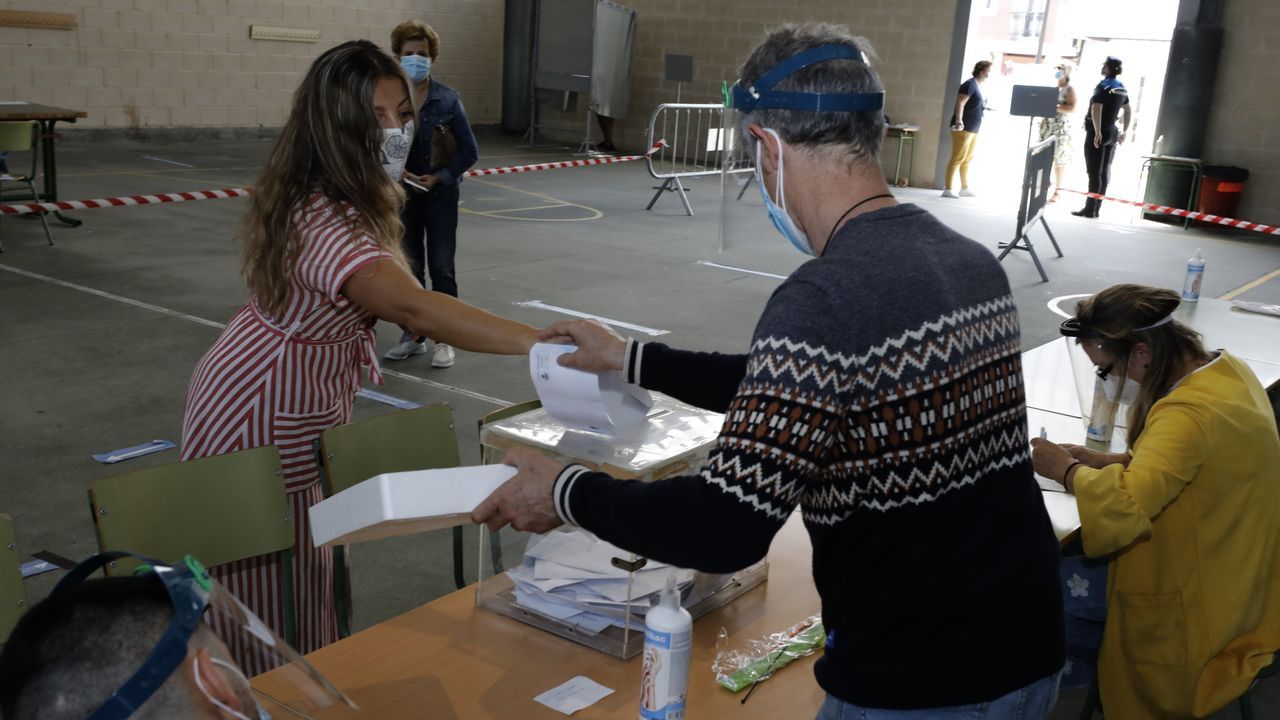 En A Mariña, algunos votaron hasta disfrazados