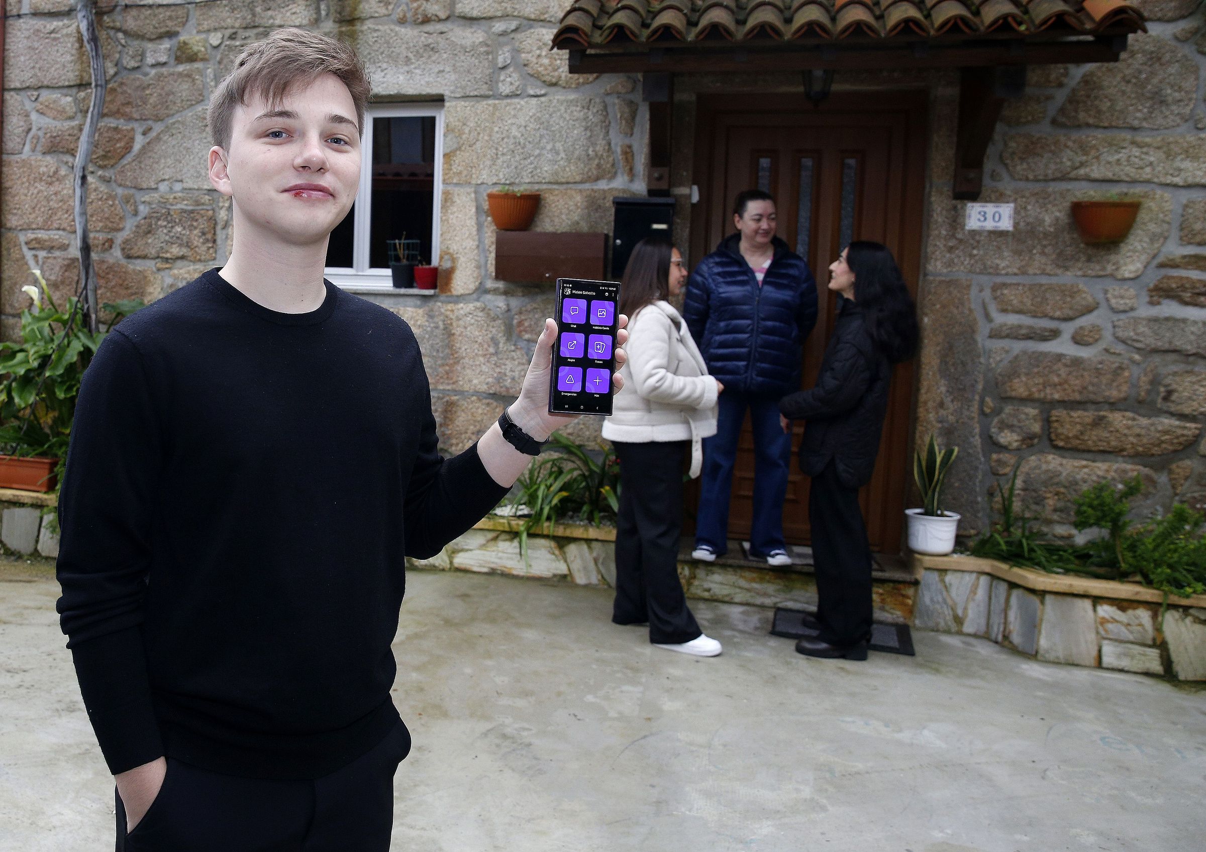 Mateo Salvatto, empresario de 26 anos diante da casa dos seus avs en Boiro. Con tan s 17 anos xa creara unha app para mellorar a comunicacin entre persoas sordas. 16/02/2025