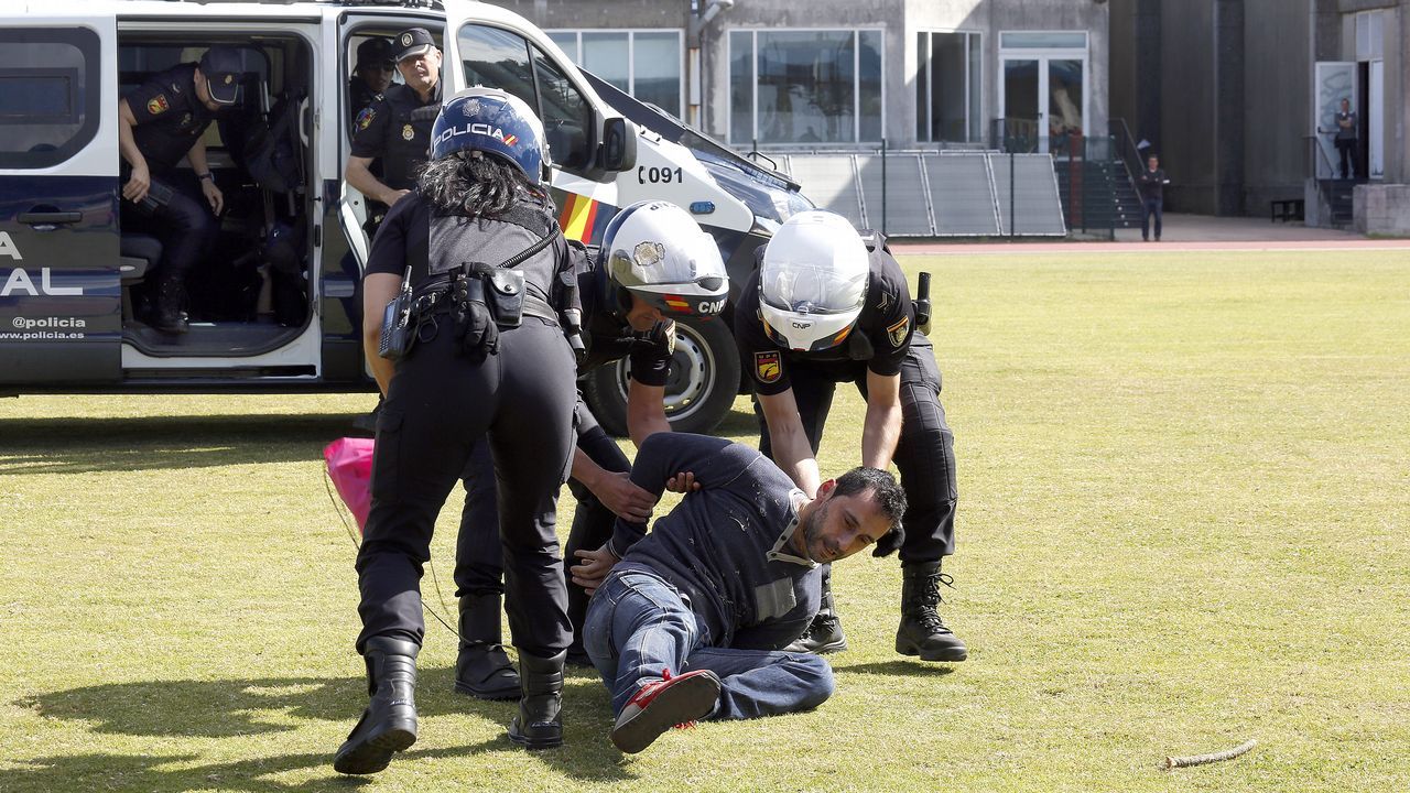 Exhibicion de la Policía Nacional para los escolares de Ribeira con helicoptero, caballería, perros de rastreo