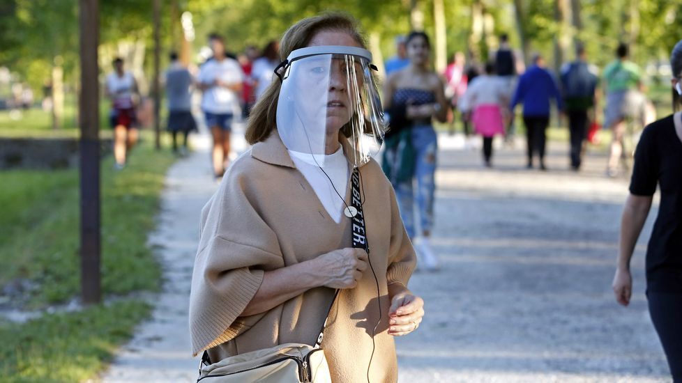 Miles de personas salen a pasear en Pontevedra en el segundo día de la desescalada