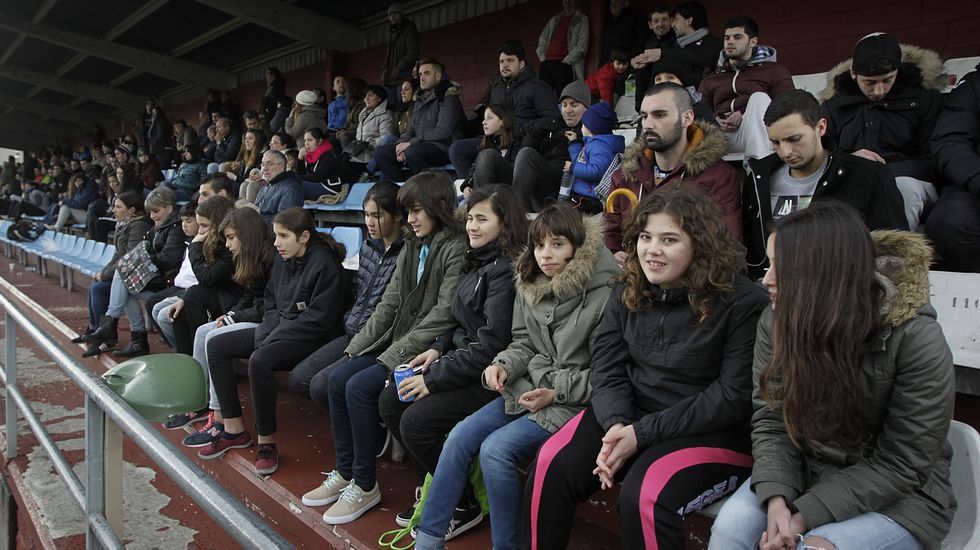 Imagen del partido celebrado el domingo en el campo de la Leyma entre Victoria y Orzán, con victoria aurinegra (1-2)
