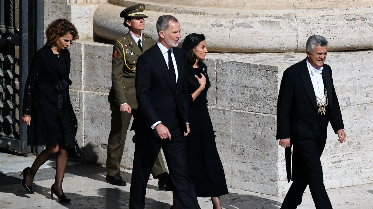 Los reyes Felipe y Letizia y Mar�a Jes�s Montero, en el funeral