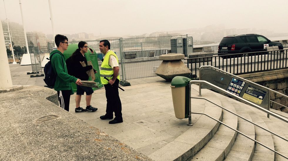 Los guardias de seguridad examinan el tipo de madera que entra en la playa