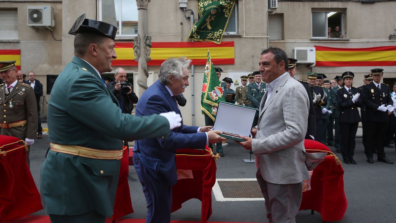 ACTO INSTITUCIONAL CASTRENSE DEL DÍA DEL PILAR.La Guardia Civil homenajeó a Roberto Lorenzo, ex responsable de prensa en la Subdelegación del Gobierno