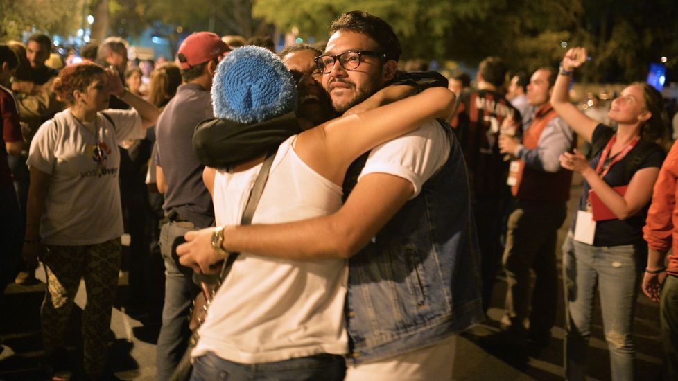 Alegría y abrazos de emoción entre los opositores.
