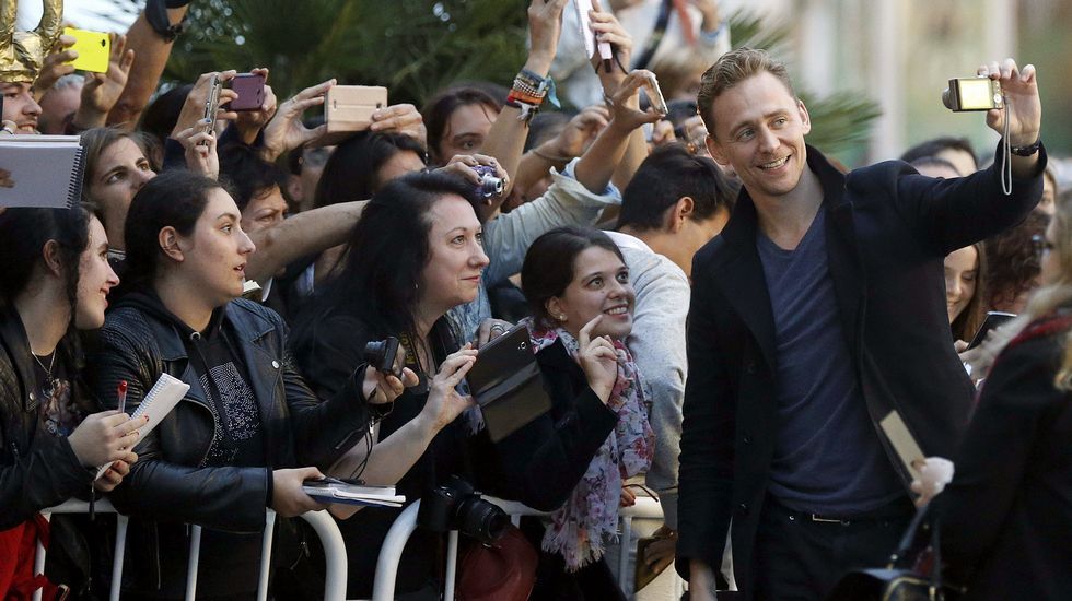 El actor británico Tom Hiddleston atiende a sus admiradores a su llegada hoy al hotel que aloja a los invitados del Festival Internacional de Cine de San Sebastián.