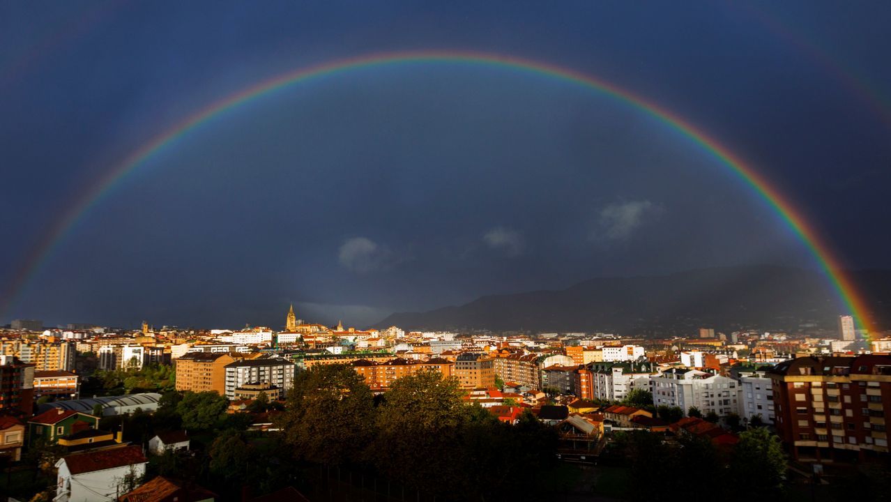 Un arcoiris cruza el cielo de Oviedo, durante un temporal en 2018