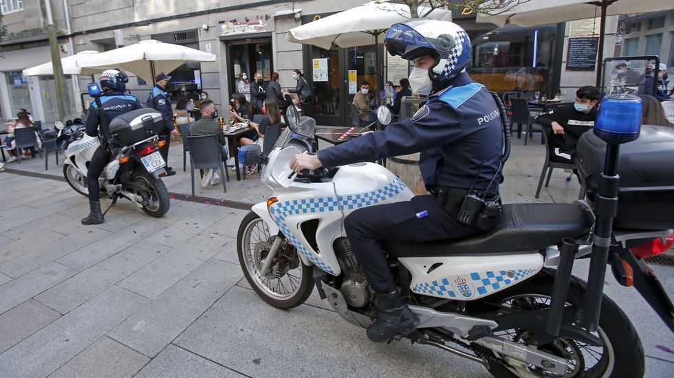 La policía controla que se cumplan las normas Covid en las terrazas