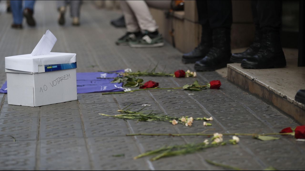 .Flores ante la consellería de Exteriores de la Generalitat, donde se han realizado registros