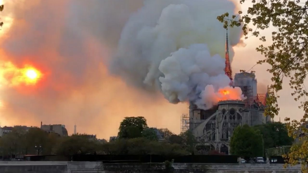 Unos bomberos dentro de la Catedral de Notre Dame