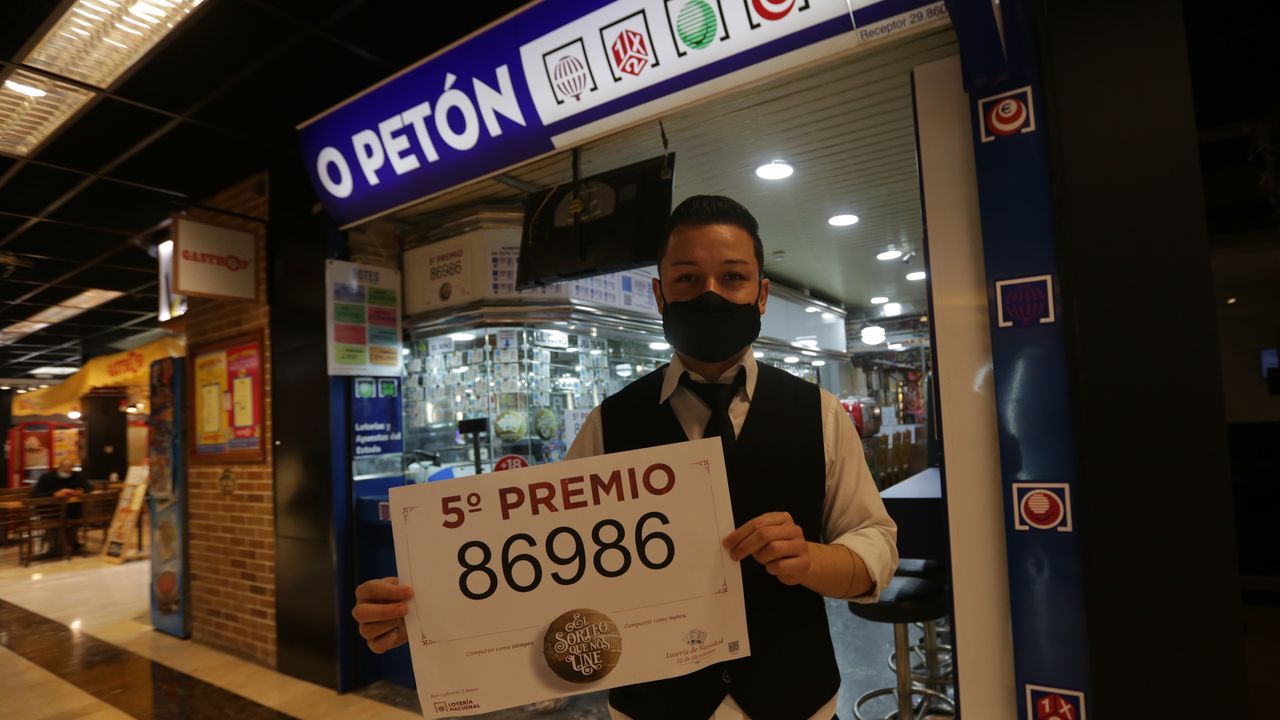 El 86986, un quinto premio, muy repartido por Galicia.Muy temprano, fueron los periodistas los que despertaron a Manolo Seoane, Mol, para darle la noticia de que en su despacho El rincón de la suerte de O Petón, ubicada en el Centro Comercial Cuatro Caminos, de A Coruña, se había vendido un quinto premio.