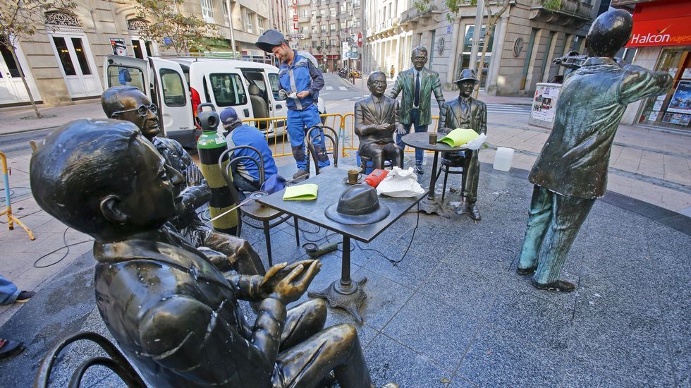 Reposición del brazo de la escultura de Paz Andrade