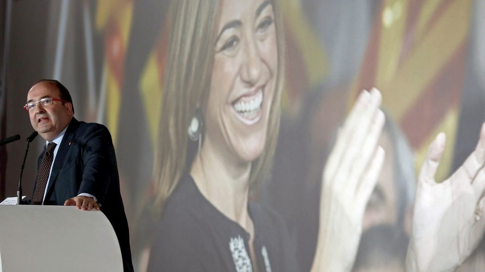 Mireia Chacón y Xavier Tápia, hermana y cuñado de Chacón, han cerrado el acto de homenaje del PSC a la socialista.