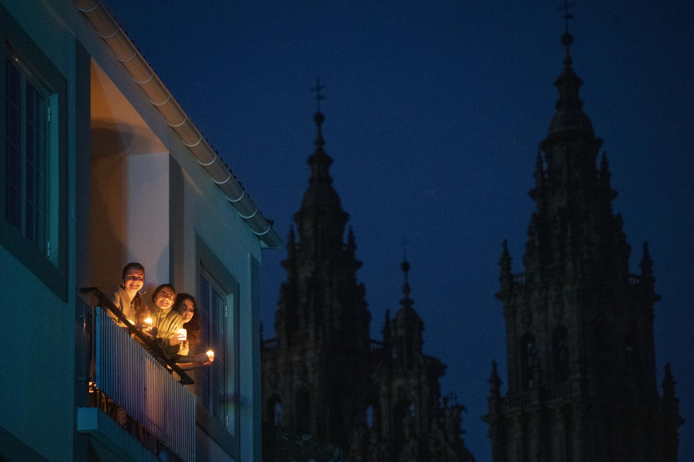 Un grupo de rapazas con candeas na noite do apagamento en Santiago. 28/04/2025