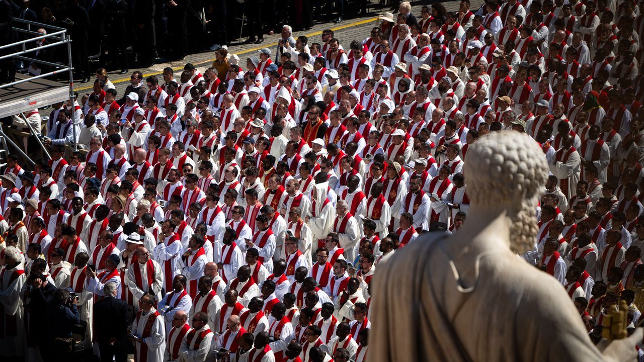 Religiosos durante el funeral del Papa, en la plaza de San Pedro