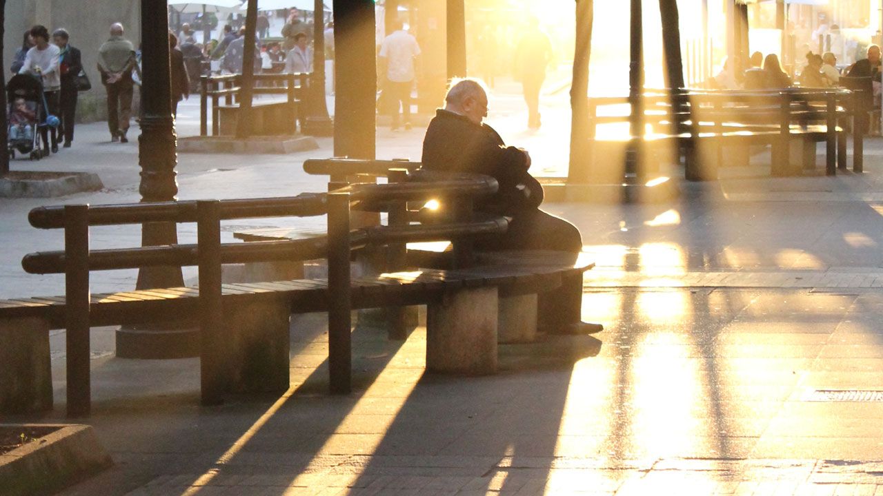 Oficialidad del asturiano.Un hombre mayor descansa en un banco de una calle gijonesa
