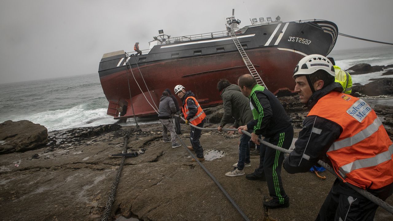RESUMEN DEL AÑO 2019.Trabajos para intentar desencallar el Divina del Mar en Baroña