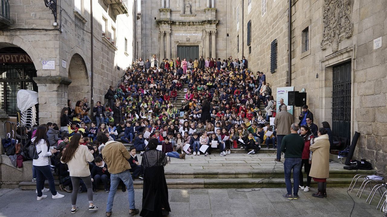 Dá da Poesía en Ourense con casi 400 alumnos en la Praza Maior y las escalinatas de Santa María Nai