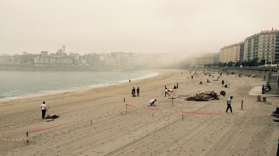 Así estaba la playa del Orzán a las 10.30 horas con los «sanjuaneros» tomando posiciones