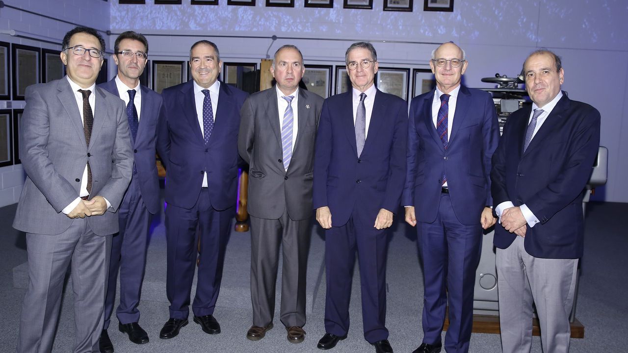 Flora Pérez, vicepresidenta de la Fundación Amancio ORtega y Pablo Isla, presidente de Inditex, junto a Santiago Rey, presidente y editor de La Voz .Piña (Audiencia de Ourense), Menéndez (Pontevedra), Picatoste (A Coruña), Varela (Lugo), Castroverde, presidente del TSXG; Suanzes, fiscal superior y Pérez-Cepeda, decano de los abogados coruñeses