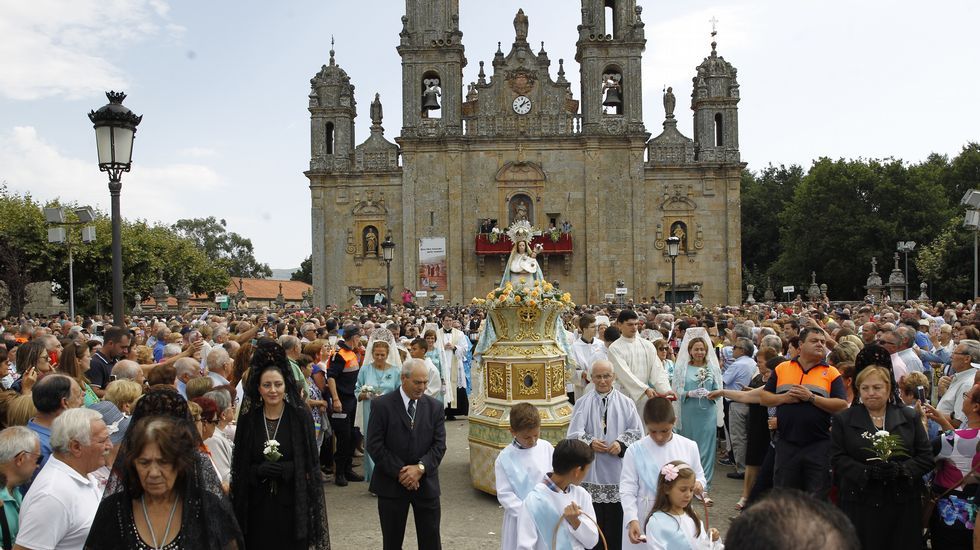Multitudinaria procesión de Os Milagros en el santuario de Monte Medo en Baños de Molgas