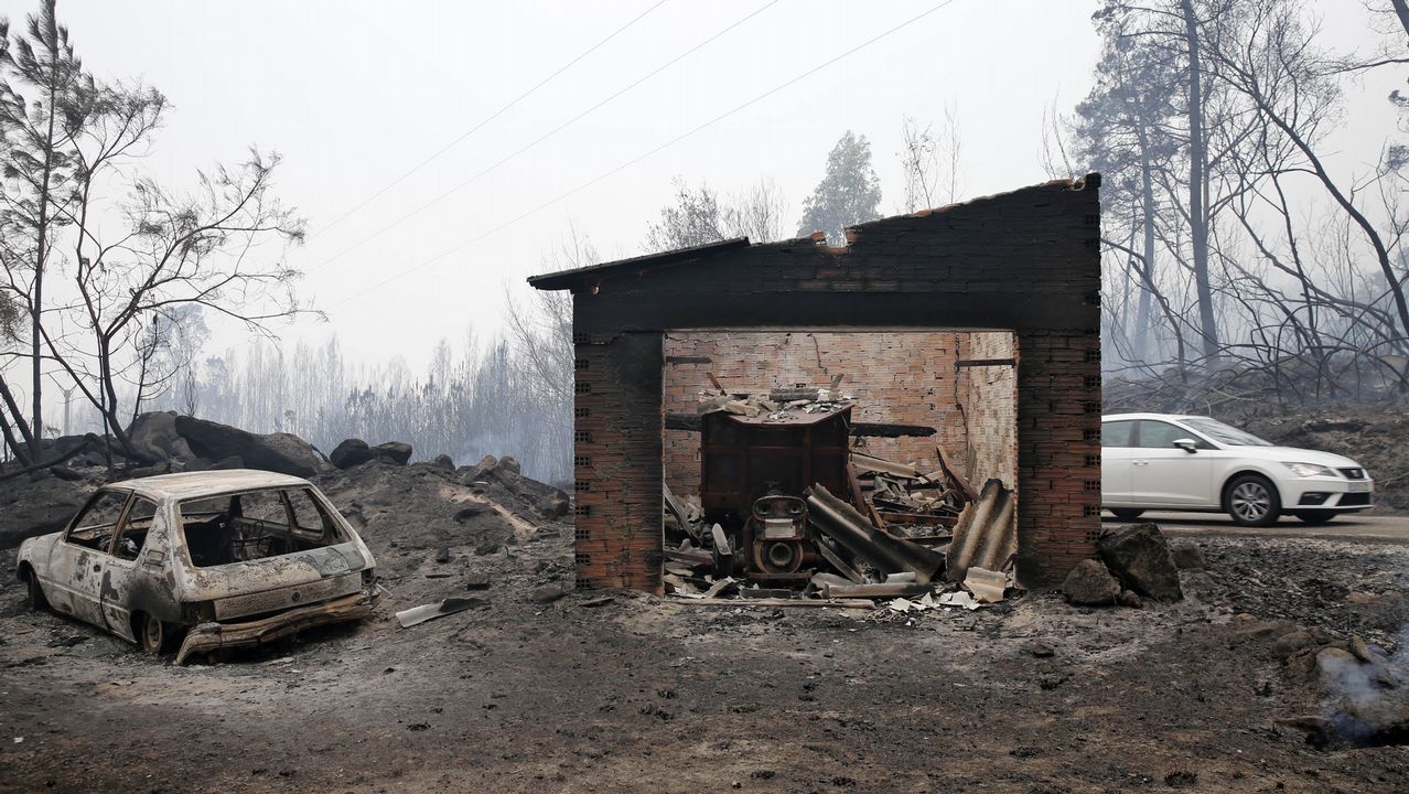Casa quemada en Moces (Concello de Melón) a causa del incendio forestal.