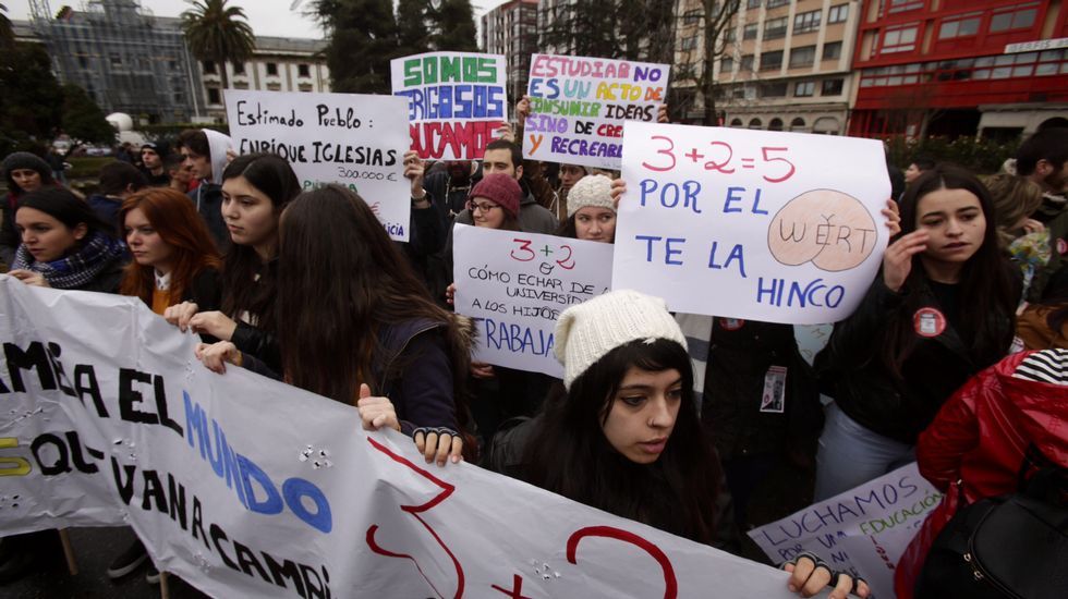 Estudiantes de A Coruña, en la plaza de la Palloza