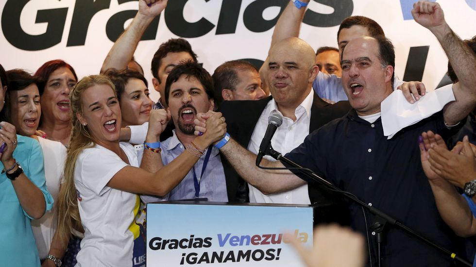 Aplastante victoria de la oposición en las elecciones de Venezuela. En la imagen, Lilian Tintori (esposa de Leopoldo López) y otros opositores celebran la victoria.