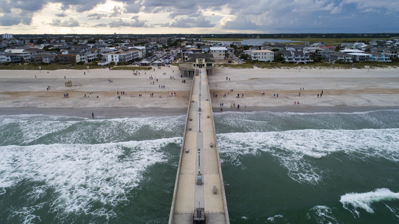 Vista del muelle de pesca de Johnny Mercer sobre la costa en el Océano Atlántico, a la espera del huracán Florence