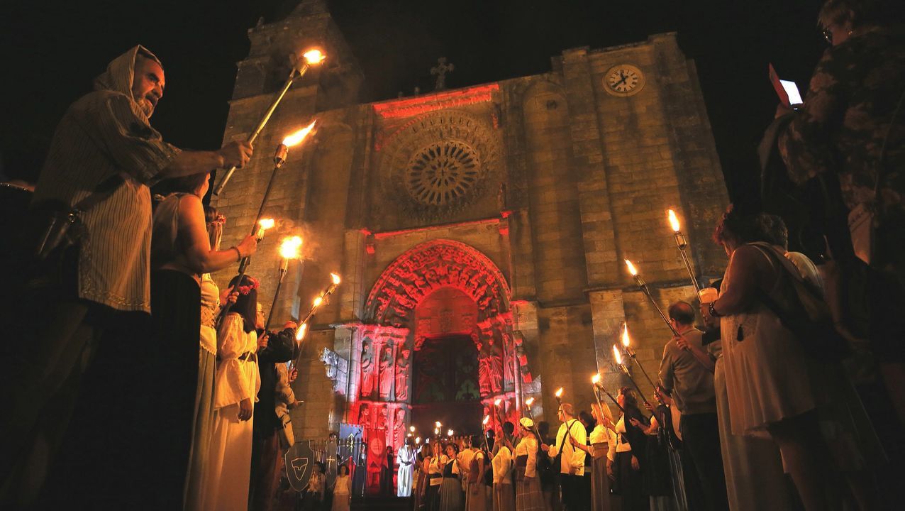 RESUMEN DEL AÑO 2019.Las antorchas pusieron el broche final en la Feira Medieval de Noia