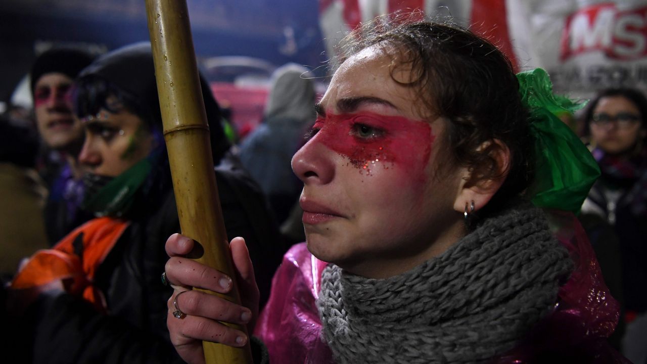 .Activistas a favor del aborto legal frente al Congreso en Buenos Aires