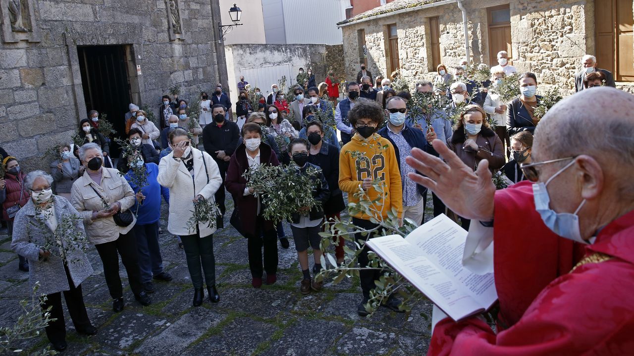 Bendición de ramos en el atrio de la iglesia de A Pobra do Deán