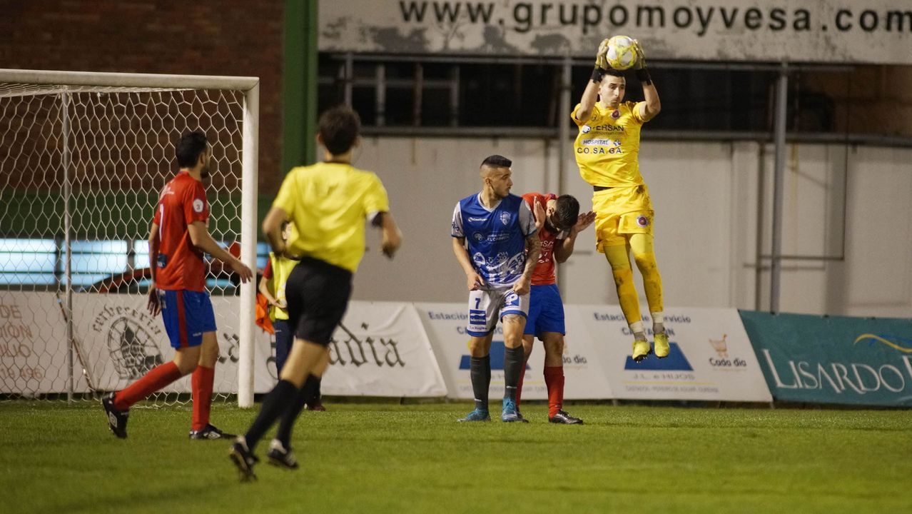 Ambiente de gala en el derbi del fútbol ourensano.La pugna entre la UD Ourense y el Ourense CF fue toda una fiesta del balompié provincial