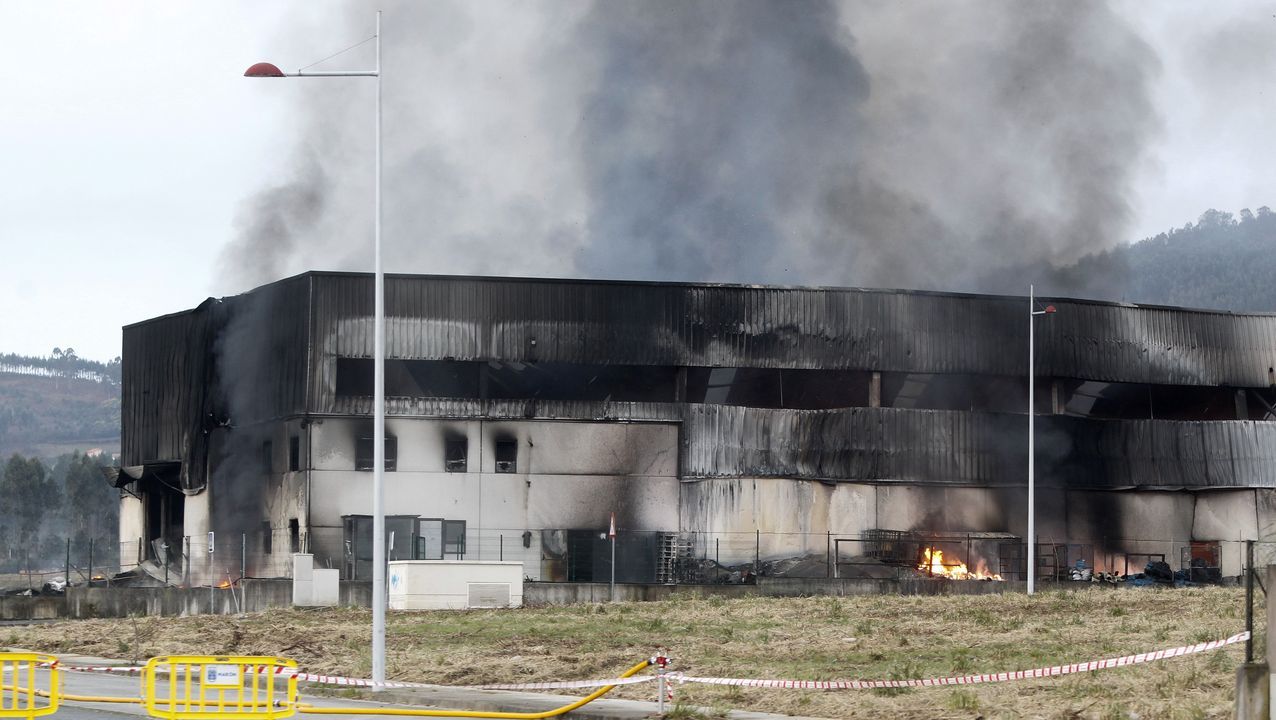 Así amaneció tras el incendio la fábrica de bolsas de papel de Narón